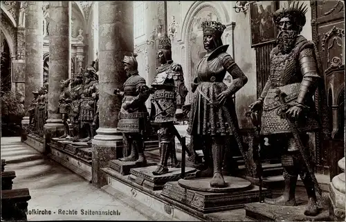 Ak Innsbruck in Tirol, Hofkirche, Rechte Seitenansicht, Statuen