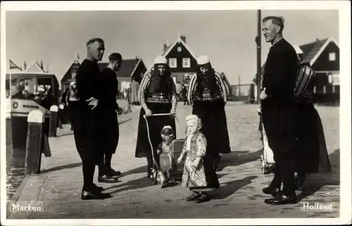 Ak Marken Nordholland Niederlande, Kinder in niederländischen Trachten, Kinderwagen