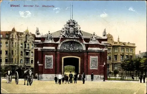 Ak Wesel am Niederrhein, Berliner Tor, Westseite, Gesamtansicht, Stadtpanorama, Passanten