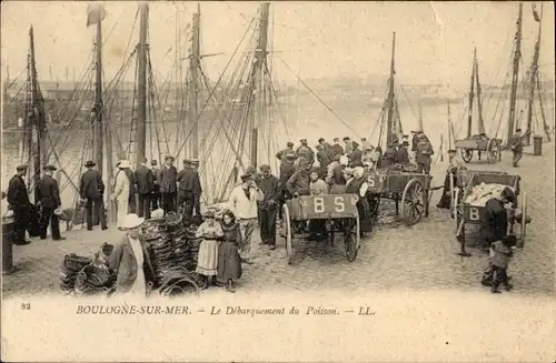 Ak Boulogne sur Mer Pas de Calais, Hafen, Ausladen von Fisch