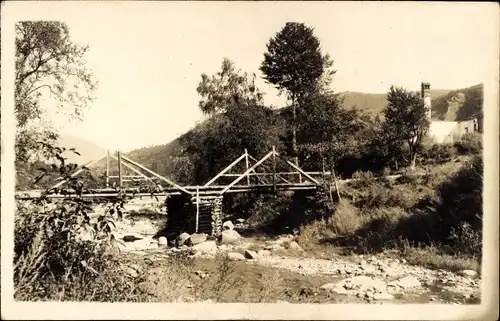 Foto Ak Rumänien Siebenbürgen, Brücke, Fluss, Bäume, Wohnhaus