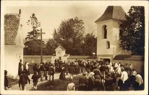 Foto Ak Imper Plăieșii de Jos Siebenbürgen Rumänien, Kirchgang