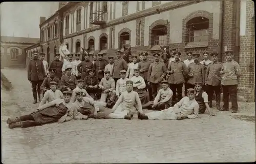 Foto Ak Deutsche Soldaten in Uniform, Pferde, Gruppenbild vor einem Stallgebäude