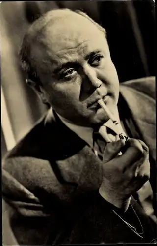 Ak Schauspieler Werner Peters, DEFA, Star mit fremden Federn, Ein Polterabend, Portrait, Zigarette