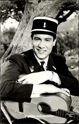 Ak Schauspieler Manfred Schnelldorfer, Holiday in St. Tropez, Portrait, Gitarre