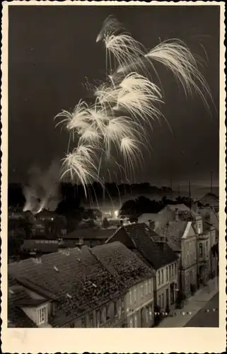 Foto Ak Feuerwerk über einer Stadt
