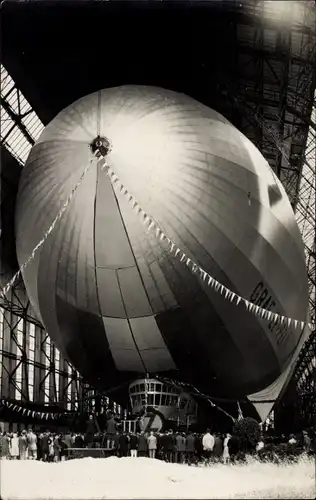 Foto Ak Graf Zeppelin, LZ 127, Luftschiff in der Luftschiffhalle, Friedrichshafen