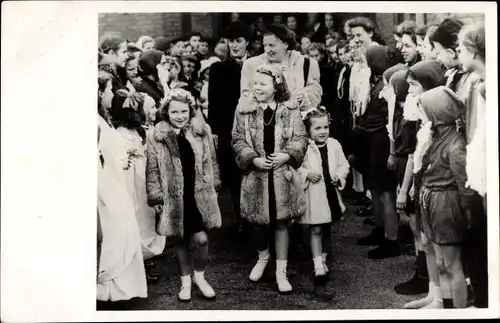 Ak Königin Juliana der Niederlande mit Kindern, Prinzessin Beatrix, Geburtstag, Baarn 1948