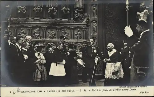 Ak Paris, König Alfons XIII. von Spanien mit Geistlichen vor der Kirche Notre Dame, 1905