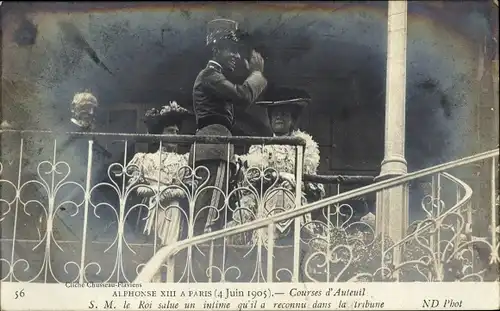 Ak Paris Auteuil, König Alfons XIII. von Spanien grüßt von der Tribüne, Staatsbesuch 1905