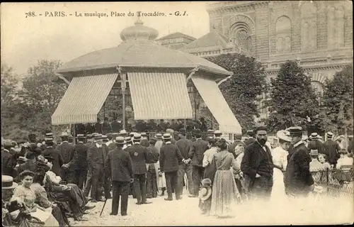 Ak Paris XVI Trocadéro, Le musique, Place du Trocadero