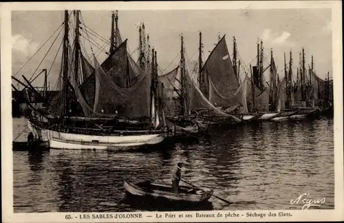 Ak Les Sables d'Olonne Vendée, Hafen, Fischerboote, trocknende Netze