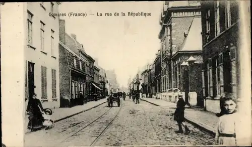 Ak Comines Nord, La Rue de la Republique, Passanten, Häuser