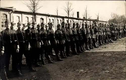 Foto Ak Deutsche Soldaten in Uniformen, Gruppenbild, Kaiserzeit