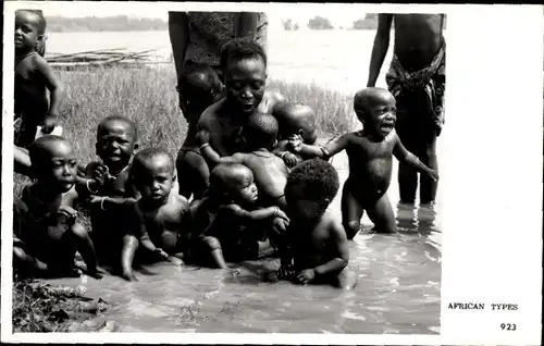 Ak Kenia, Afrikanerin mit Kleinkindern am Wasser, Nackidei