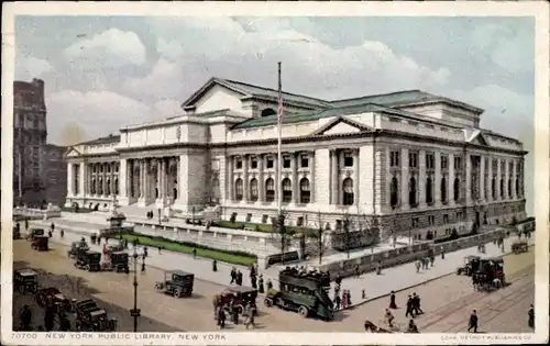 Ak New York City, Blick auf die öffentliche Bibliothek, Eingang, Passanten