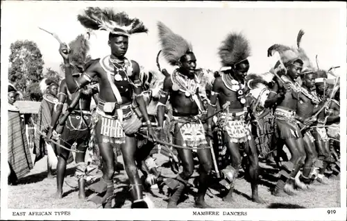 Ak Mambere Dancers, geschmückte Tänzer