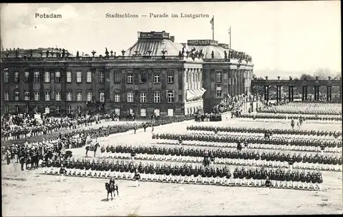 Ak Potsdam, Stadtschloss, Parade im Lustgarten, königliches Stadtschloss