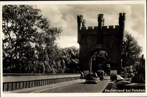 Ak Neu Fahrland Potsdam Brandenburg, Brücke, Tor, Autos