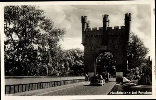 Ak Neu Fahrland Potsdam Brandenburg, Brücke, Tor, Autos