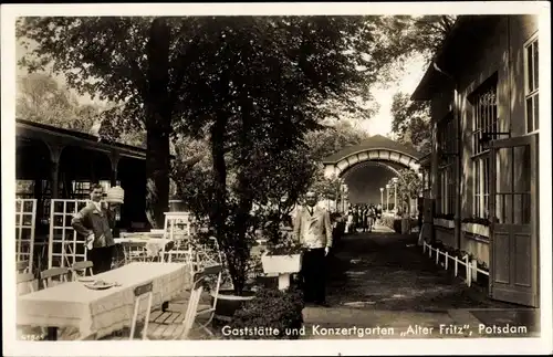Ak Potsdam in Brandenburg, Gaststätte und Konzertgarten Alter Fritz, Kellner