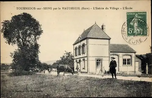 Ak Tournedos sur Seine Eure, Schule, Dorfeingang