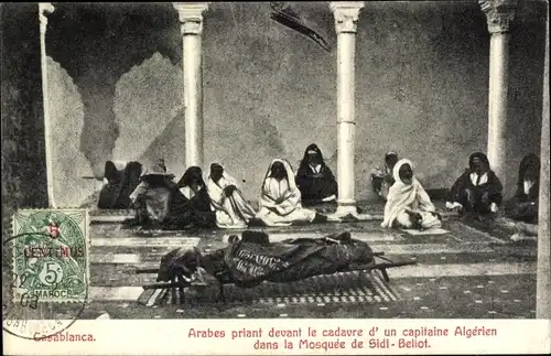Ak Casablanca Marokko, Arabes priant devant le caddavre d'un Capitaine Algerien