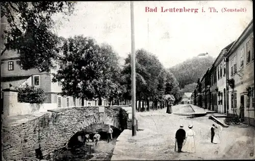 Ak Leutenberg in Thüringen, Straßenpartie, Brücke, Häuserreihe