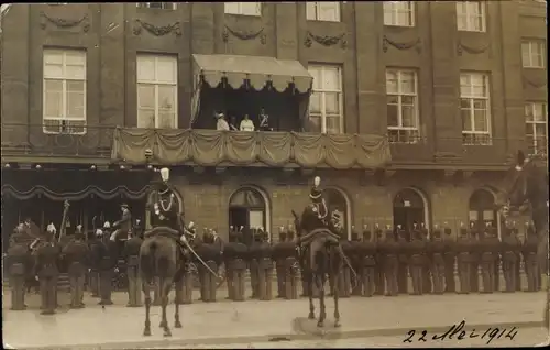 Foto Ak Königin Wilhelmina der Niederlande, Balkon, Soldaten in Paradeuniform, 1914