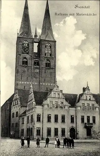 Ak Stendal in der Altmark, Marktplatz, Rathaus mit Marienkirche, Turmuhr