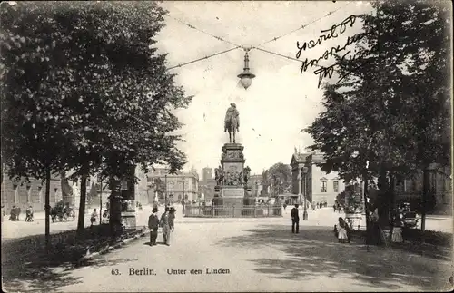 Ak Berlin Mitte, Unter den Linden, Reiter Denkmal, Passanten