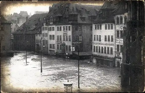 Ak Nürnberg in Mittelfranken, Hochwasser Katastrophe 1909, Hauptmarkt, Schöner Brunnen