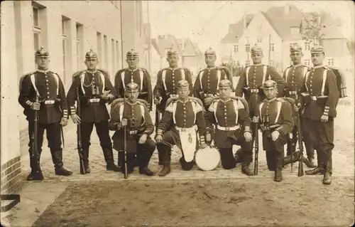 Foto Ak Deutsche Soldaten in Uniformen, Gruppenportrait, Garde-Grenadiere