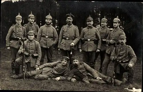 Foto Ak Deutsche Soldaten in Uniformen, Pickelhauben, Kaiserzeit