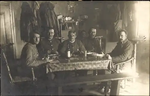 Foto Ak Deutsche Soldaten in Uniformen, Gruppenbild am Tisch, 6. Kompanie-Res.-Inf.-Regt. 253