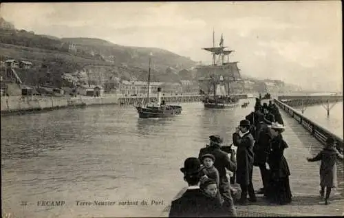 Ak Fécamp Seine Maritime, Terre-Neuvier sortant du Port, Segelschiff, Schlepper, Zuschauer