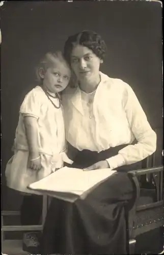 Foto Ak Mutter und Tochter lesen ein Buch, Portrait