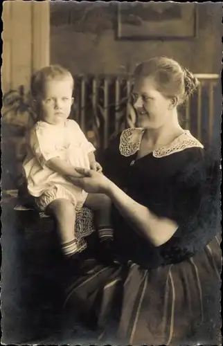 Foto Ak Portrait einer Frau, kleines Kind