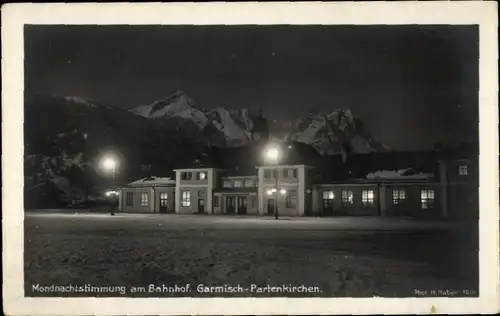 Ak Garmisch Partenkirchen in Oberbayern, Mondnachtstimmung am Bahnhof