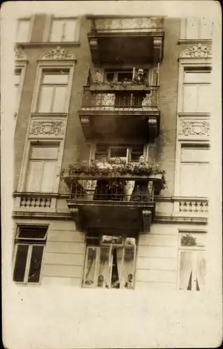 Foto Ak Hamburg Groß Borstel, Wohnhaus Borsteler Chaussee 13, Balkone, Anwohner, Fam. Lüdgens