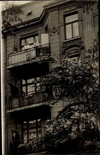 Foto Ak Hamburg Eimsbüttel, Wohnhaus Heußweg 100, Anwohner auf den Balkonen, Juli 1925