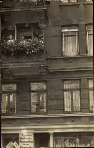 Foto Ak Hamburg Eimsbüttel, Wohnhaus Martastraße 43, Radiogeschäft A. H. Nielsen & Co., Anwohner