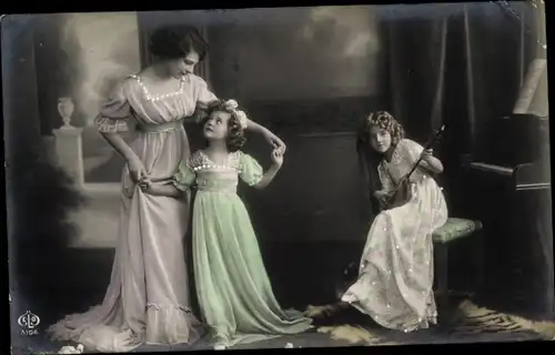 Ak Mädchen spielt Mandoline, Frau tanzt