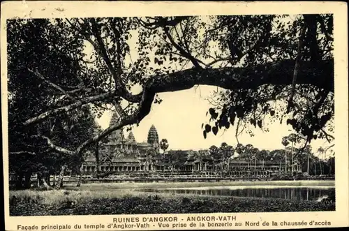 Ak Kambodscha, Angkor Wat, Facade principale, Vue prise de la bonzerie au nord de la chaussee