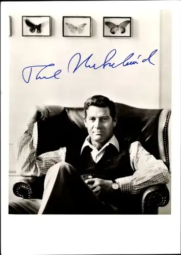Ak Schauspieler Paul Hubschmid, Portrait im Sessel, Schmetterlinge in Rahmen, Autogramm