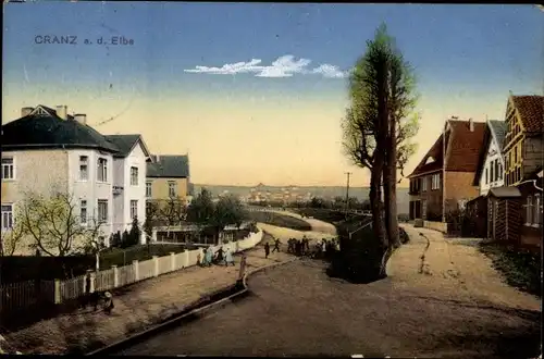 Ak Hamburg Harburg Cranz, Straßenpartie mit Wohnhäusern und Passanten