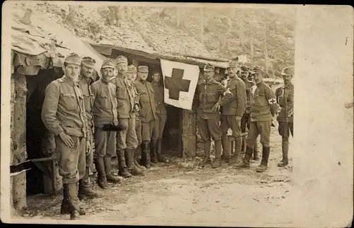 Foto Ak Deutsche Soldaten, I. WK, Rotes Kreuz