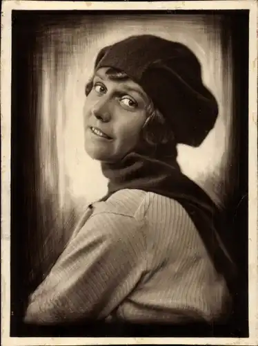 Foto Ak Portrait einer Frau, Künstlerin, Schal, Mütze