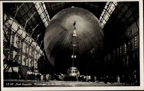 Ak Friedrichshafen am Bodensee, Luftschiff Graf Zeppelin, LZ 127, Einbringen in die Halle, Zuschauer