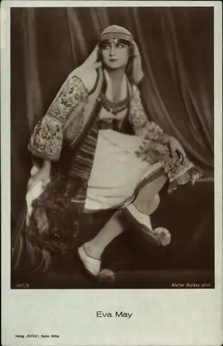 Ak Schauspielerin Eva May, Portrait sitzend
